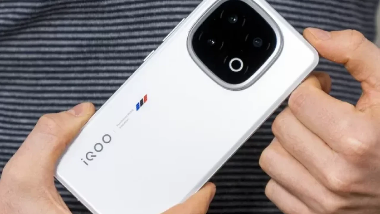 iQOO 15 Meluncur dengan Layar Samsung QHD+ dan Kamera Zoom Periskop 3x
